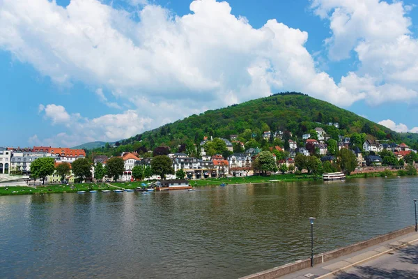 Nabrzeże rzeki Neckar, w Heidelbergu w Niemczech — Zdjęcie stockowe