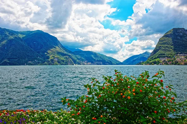 Tuin park aan de boulevard in Lugano in Ticino, Zwitserland — Stockfoto