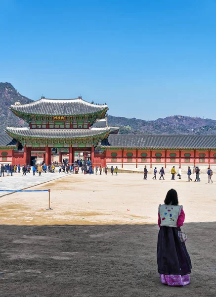 Niña en la Tercera Puerta Interior del Palacio Gyeongbokgung en Seúl — Foto de Stock