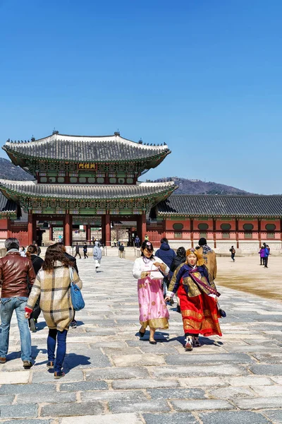 Niñas en la Tercera Puerta Interior del Palacio Gyeongbokgung en Seúl — Foto de Stock