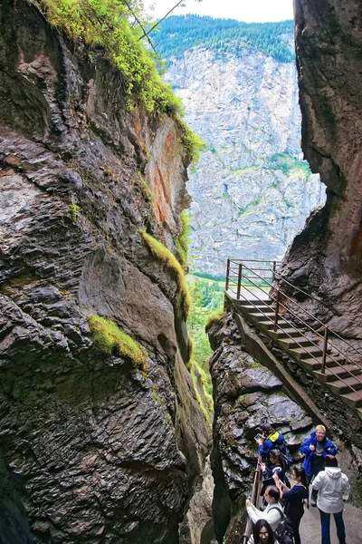 Gorge och turister i Trummelbach faller Lauterbrunnen Bern Schweiz — Stockfoto