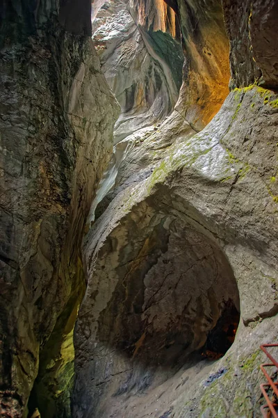 Garganta em cachoeiras Trummelbach do vale Lauterbrunnen Berna cantão Suíça — Fotografia de Stock