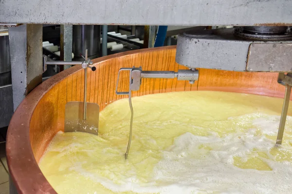 Gruyere de Comte Lavorazione del formaggio presso i caseifici in Francia — Foto Stock