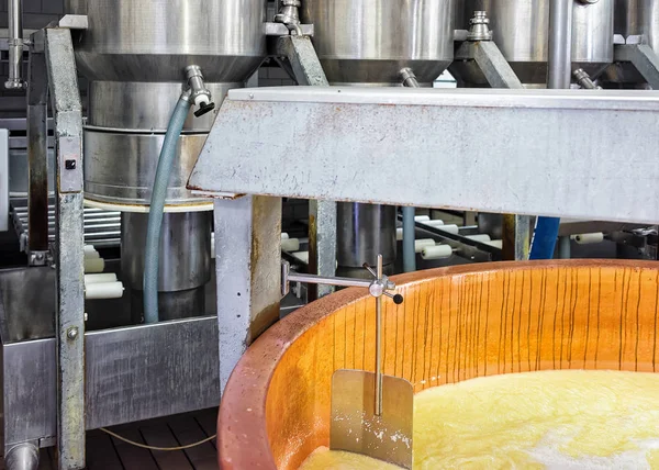 Gruyere de Comte Lavorazione del formaggio nel latte in Francia — Foto Stock
