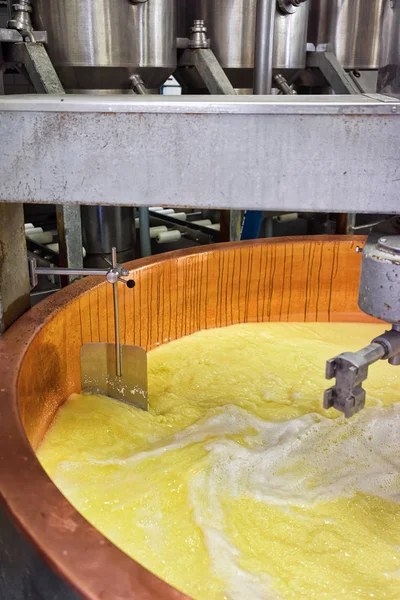 Gruyere de Comte Lavorazione del formaggio nel settore lattiero-caseario della Francia — Foto Stock