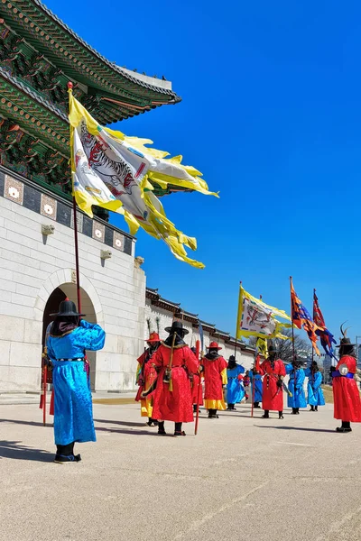 Guardias en ceremonia de cambio de guardia en el Palacio Gyeongbokgung en Seúl — Foto de Stock