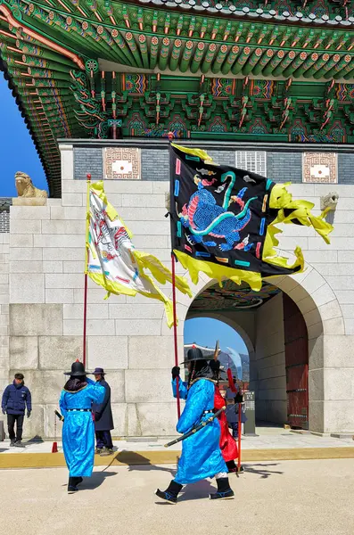 Guardias mientras cambian de guardia en el Palacio Gyeongbokgung de Seúl — Foto de Stock