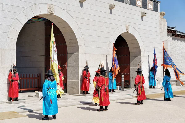 Bewakers tijdens het verwisselen van de ceremonie van de wacht bij Gyeongbokgung Paleis Seoul — Stockfoto