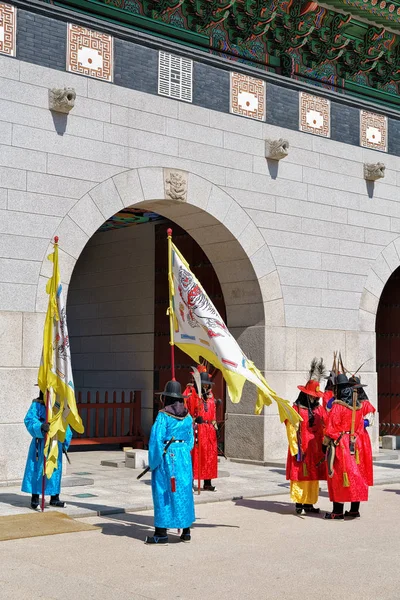 Guardias mientras cambian de guardia en Gyeongbokgung Palace Seúl — Foto de Stock