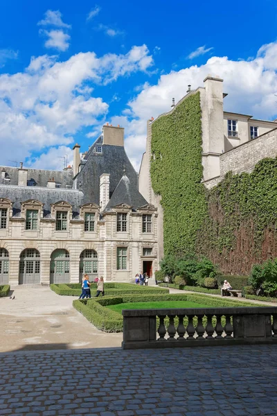 Hotel de Sully a krásný park v Paříži — Stock fotografie