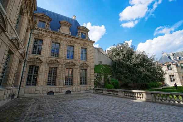 Hotel de Sully s krásným parkem v Paříži — Stock fotografie