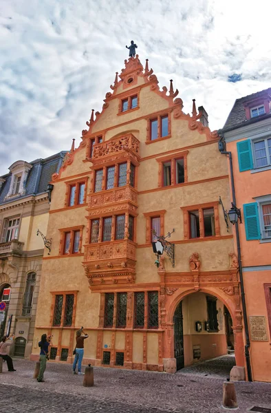 Hus av huvuden i Colmar i regionen Alsace Frankrike — Stockfoto