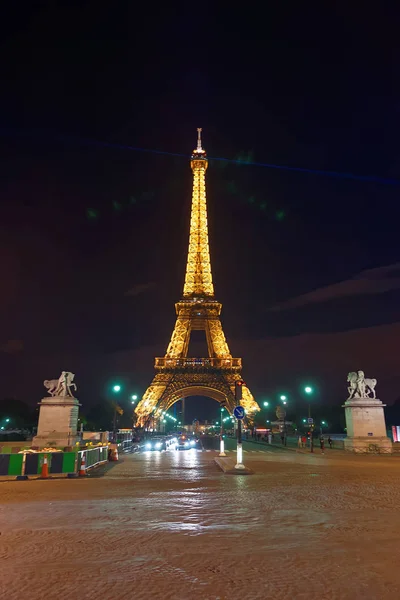 Illuminated Eiffel Tower in Paris France at night — Stock Photo, Image