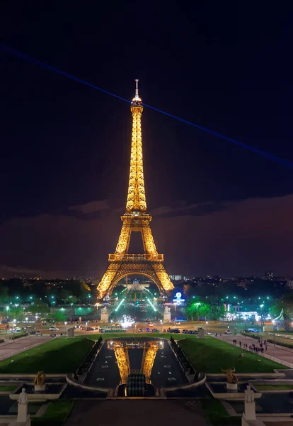 Illuminated Eiffel Tower at night in Paris France — Stock Photo, Image