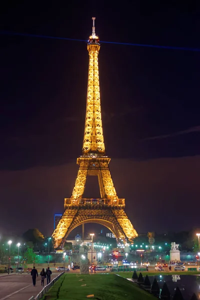 Illuminated Eiffel Tower in Paris at night France — Stock Photo, Image