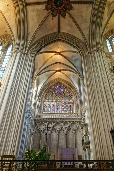 Interieur van onze-Lieve-Vrouwekathedraal van Bayeux in Normandië — Stockfoto