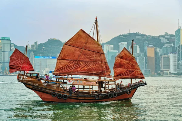 해질녘 홍콩에 빅토리아 항구에서 정크 보트 — 스톡 사진