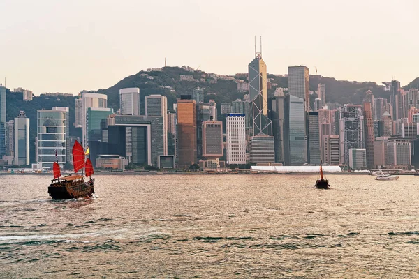 日落时分在香港维多利亚港湾的垃圾船 — 图库照片