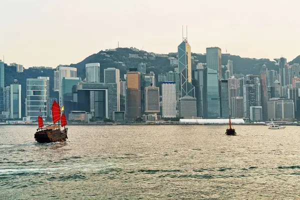 垃圾船在维多利亚港的香港在日落时 — 图库照片