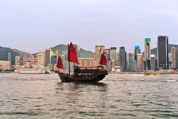 해질녘 홍콩 빅토리아 항구에 정크 보트 — 스톡 사진