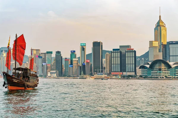 해질녘 홍콩에서 빅토리아 항구에 정크 보트 — 스톡 사진