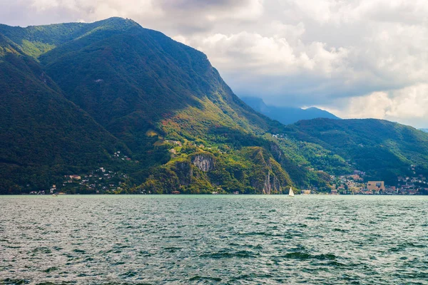 Lago di Lugano e Alpi in Ticino della Svizzera — Foto Stock