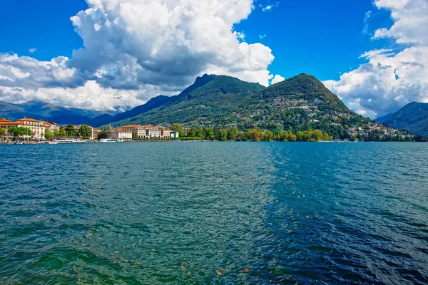 Luganské jezero a hory v Ticino ve Švýcarsku — Stock fotografie