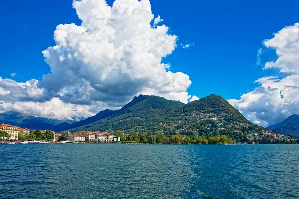 Lago di Lugano e montagne in Ticino in Svizzera — Foto Stock