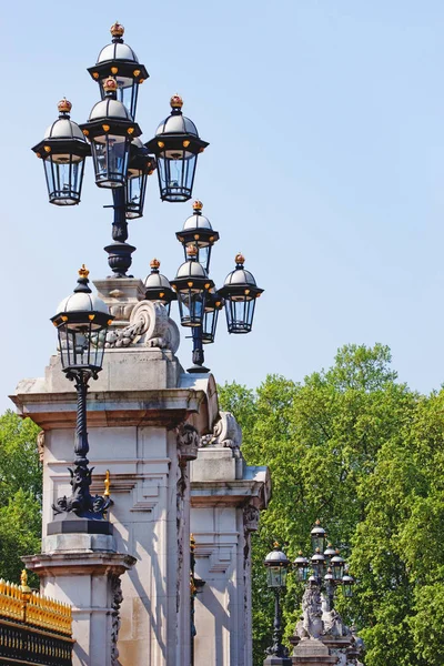 Linterna en el Palacio de Buckingham en Londres en Inglaterra — Foto de Stock