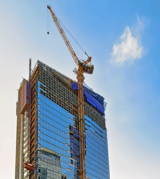 Lifting crane and Skyscrapers in Jongno district in Seoul — Stock Photo, Image