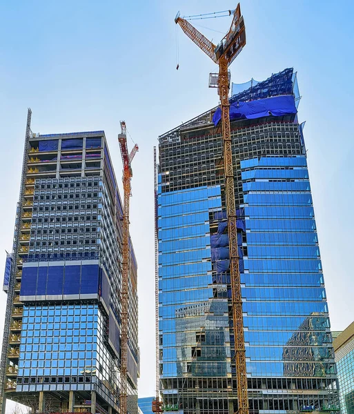 Lifting cranes and Skyscrapers in Jongno district in Seoul — Stock Photo, Image