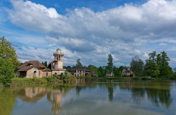 Маяк і озеро в старе село Марі Антуанетти Версаля — стокове фото
