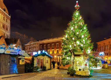 Letonya Riga Dome Meydanı'nda parlak Noel ağacı