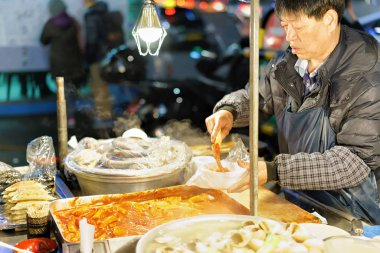Gıda Myeongdong açık sokak pazarında Seul satan adam