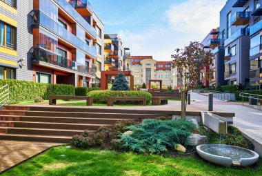 Modern karmaşık dekoratif çeşme ile konut binalar