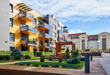 Modern karmaşık birçok banklar ile konut binalar
