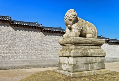 Mitolojik aslan Haechi heykeli Seul Gyeongbokgung Sarayı kapısında