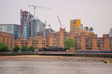 Londra İngiltere'deki Thames Nehri, eski ve modern mimari