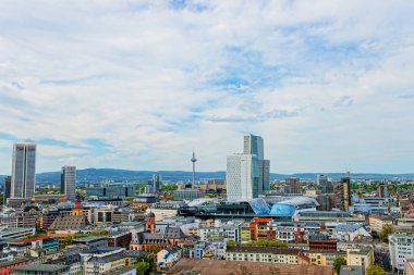 Panoramik Frankfurt manzarası ve Romerberg Belediye Meydanı