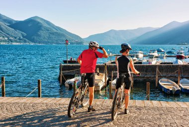 İnsanlar Ascona Ticino İsviçre Sahil Bisiklet sürme