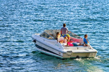 Ascona Ticino İsviçre'de tekne yelken insanlar