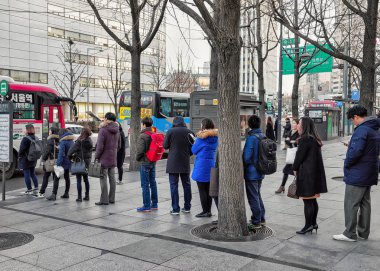 Otobüste Jung için sıraya kalan insanlar Seul Bölge