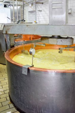 Fransa'da Gruyere de Comte peynir süt işleme