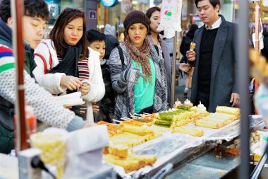Şiş, Myeongdong üzerinde gıda alımı açık semt pazarı