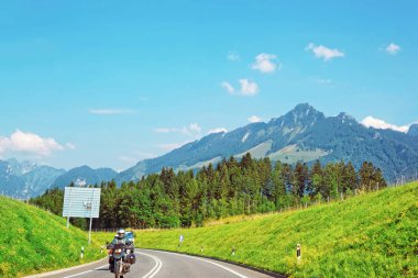 Gruyere Fribourg İsviçre 'deki Prealps dağlarındaki yol