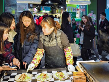Seul 'deki Myeongdong sokak pazarında satıcı ve alıcılar