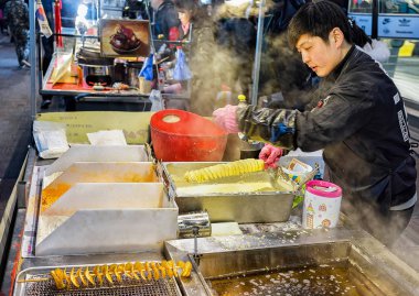 Patates cipsi Myeongdong adlı çok satan semt pazarı Seul açın