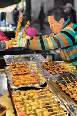 Kebap şişleri Myeongdong açık piyasa Seoul adlı çok satan