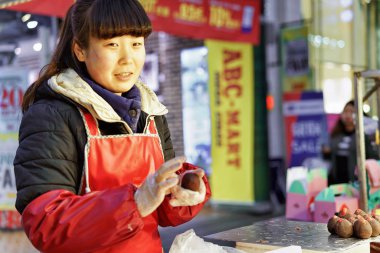 Satıcı Myeongdong street Market Seul Asya el yapımı tatlılar