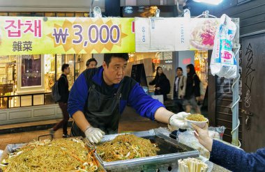 Erişte Myeongdong ve satıcı açık semt pazarı Seul